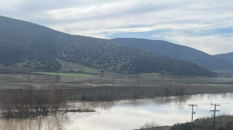 Υπερχείλισε ο Πηνειός έξω από τη Λάρισα - Πλημμύρισαν αγροτικές εκτάσεις [εικόνες - βίντεο]