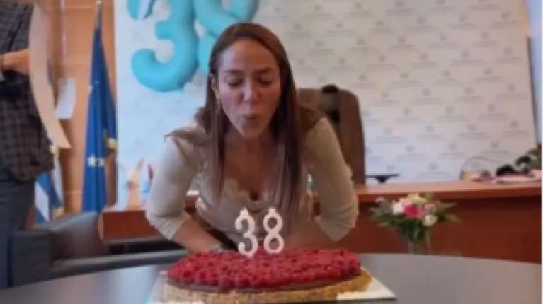 Γενέθλια για τη Δόμνα Μιχαηλίδου: Έκλεισε τα 38 και έσβησε κεράκια με τα αγαπημένα της πρόσωπα