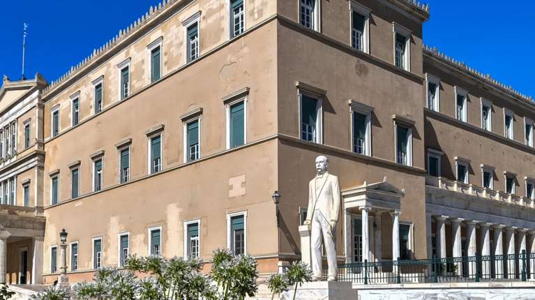 Πώς φτάσαμε στο αθόρυβο &quot;κούρεμα&quot; του ελληνικού χρέους κατά 70 μονάδες μέσα σε μια πενταετία