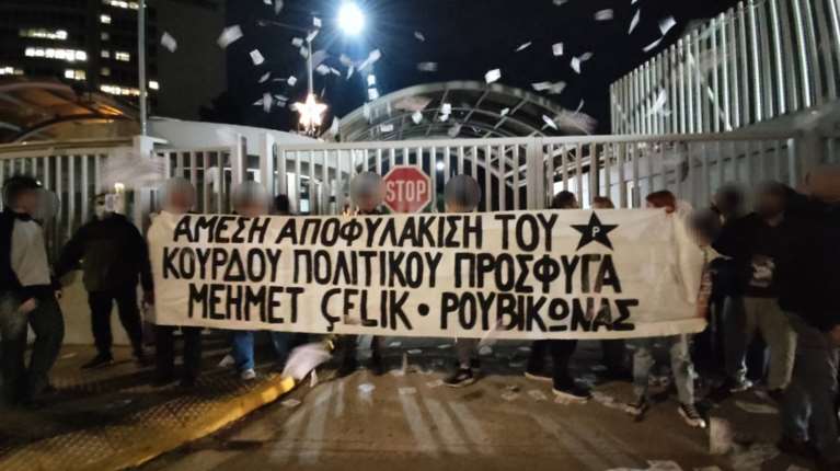 Ρουβίκωνας: Πέταξαν τρικάκια έξω από το Υπουργείο Προστασίας του Πολίτη [εικόνες]