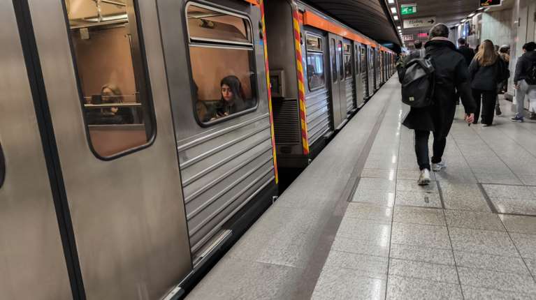 Αστυνομικός εκτός υπηρεσίας συνέλαβε 33χρονο πορτοφολά - Έκλεψε 635 ευρώ από επιβάτη μέσα στο μετρό