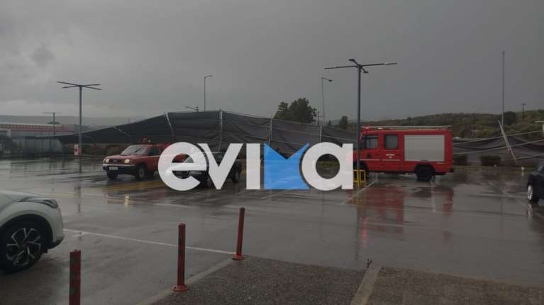 Εύβοια: Η κακοκαιρία ξήλωσε στέγαστρα αυτοκινήτων σε σούπερ μάρκετ στο Αλιβέρι - Ποτάμια οι δρόμοι [βίντεο]