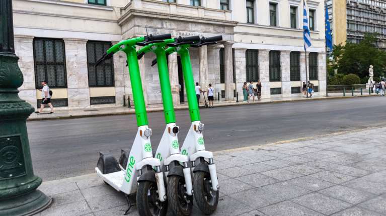 Αθήνα - Νέοι κανονισμοί για τα ηλεκτρικά πατίνια: Πού επιτρέπεται και πού όχι η κυκλοφορία - Ορια ταχύτητας και στάθμευση