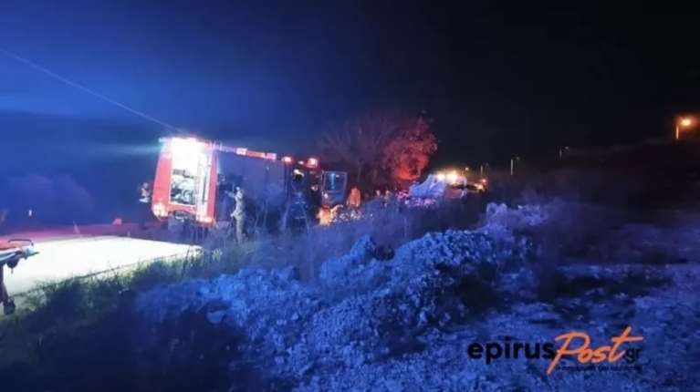 Φορτηγό ανετράπη σε παράδρομο της Ιόνιας Οδού στην Άρτα - Νεκρός ο οδηγός που εγκλωβίστηκε στο όχημα
