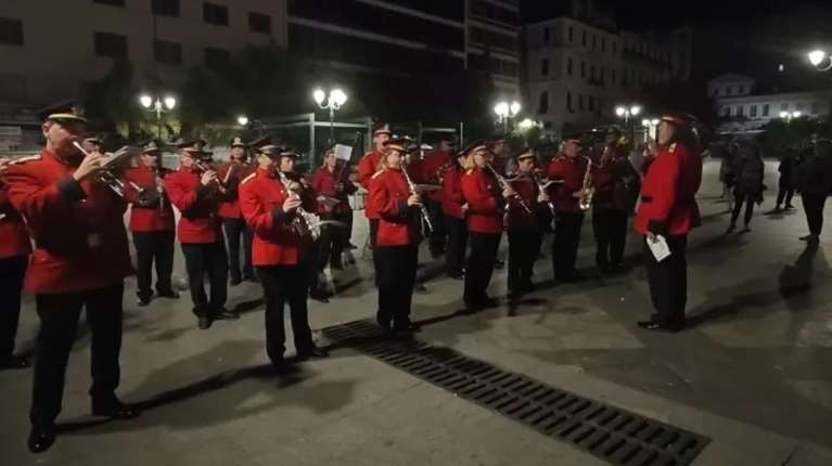Διονύσης Σαββόπουλος: Το συγκινητικό αφιέρωμα - Εκπληξη της μπάντας του Δήμου Αθηναίων [βίντεο]