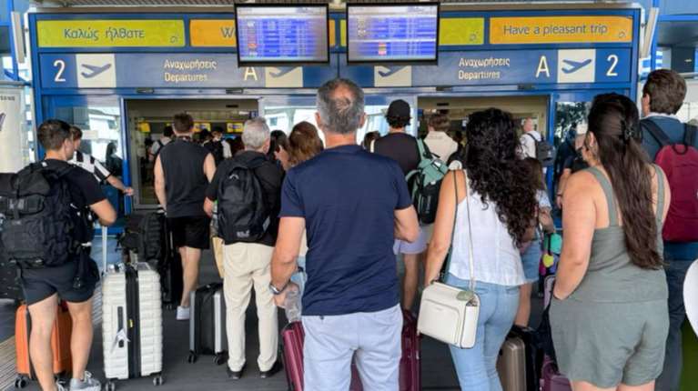 Καθυστερήσεις στο αεροδρόμιο λόγω της λευκής απεργίας ελεγκτών εναέριας κυκλοφορίας - Εισοδήματα έως και 120.000 ευρώ λέει το υπουργείο