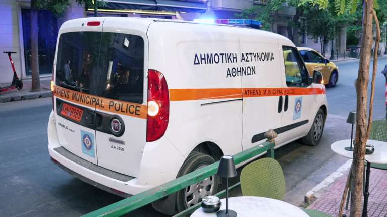 Δήμος Αθηναίων: 13 προσωρινά λουκέτα σε καταστήματα λόγω παράνομων τραπεζοκαθισμάτων