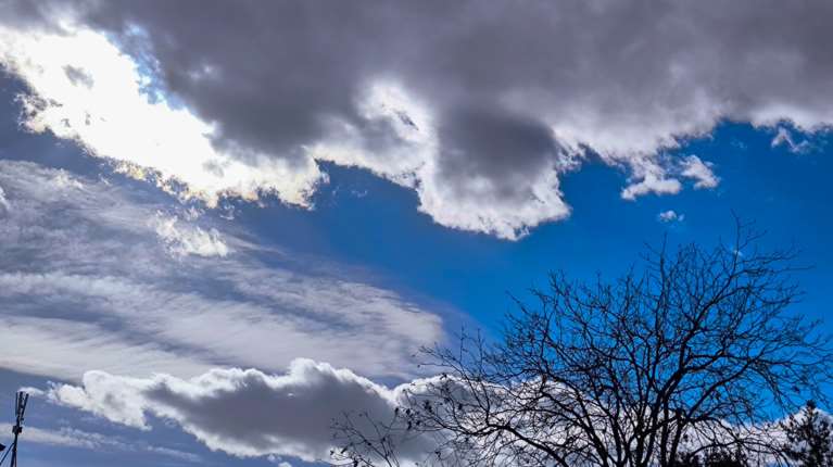 Τι είναι τα νέφη virga - Εντυπωσιακές εικόνες στον ουρανό της Αττικής