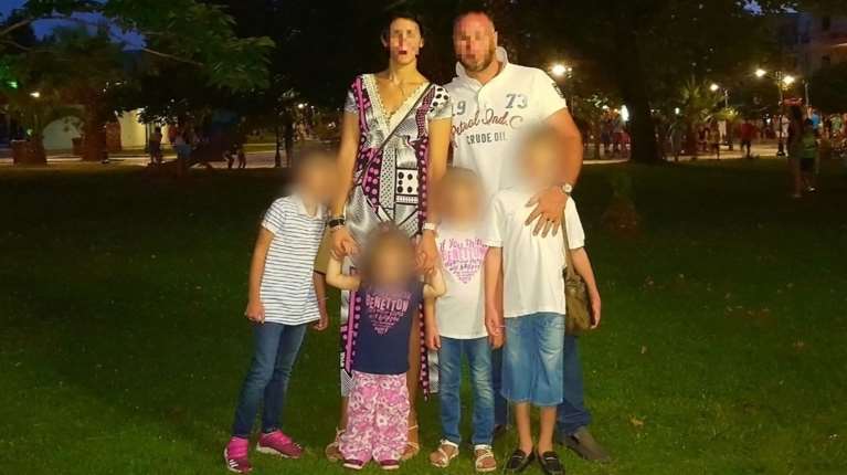 Αστυνομικός Βουλής: Η σύζυγός του αποκάλυψε ότι &quot;δασκάλευαν&quot; τα παιδιά να κρατούν το στόμα τους κλειστό [βίντεο]