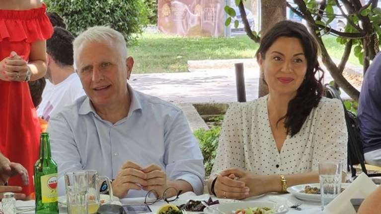 Γιάννης Ραγκούσης - Μαρίνα Κοντοτόλη: Ανεβαίνουν τα σκαλιά της εκκλησίας - Η αναγγελία γάμου