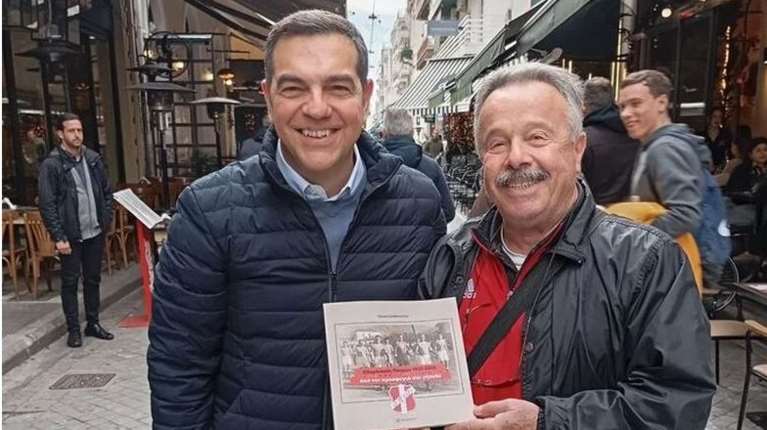 Βιβλίο του Ολυμπιακού στα χέρια του "πράσινου" Τσίπρα πριν από την παρουσίαση της "Ιθάκης" στην Πάτρα