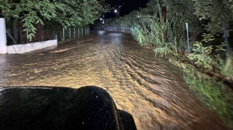 Η κακοκαιρία χτύπησε τη Μεσσηνία: Ποτάμια οι δρόμοι - Απεγκλωβισμοί οδηγών [εικόνες]
