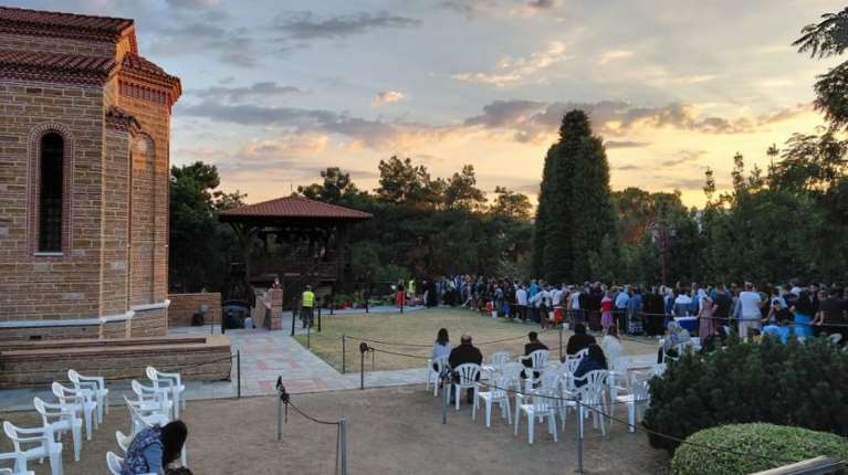 Αγιος Παΐσιος: Κοσμοσυρροή για τη γιορτή του, οι πιστοί περιμένουν στην ουρά μέχρι και τέσσερις ώρες