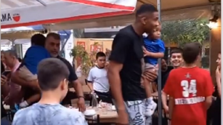 ΑΝΤΕΤΟΚΟΥΝΜΠΟ ΒΥΡΩΝΑΣ