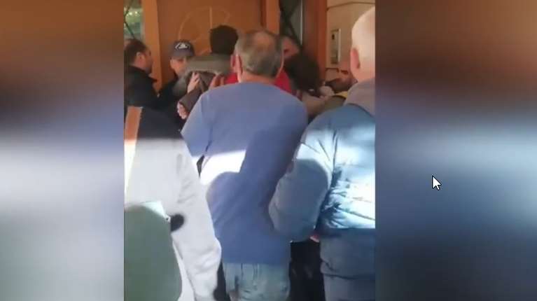 Ενταση στη Γλυφάδα: Κάνουν έξωση σε τετραμελή οικογένεια με μωρό και καρκινοπαθή [βίντεο]