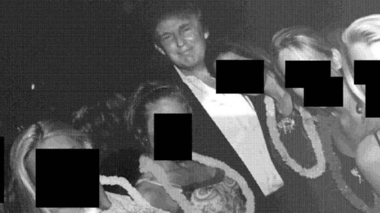 Σάλος στις ΗΠΑ: Νέες φωτογραφίες του Επστάιν με Τραμπ, Μπιλ Γκέιτς, Γούντι Άλεν και Στιβ Μπάνον