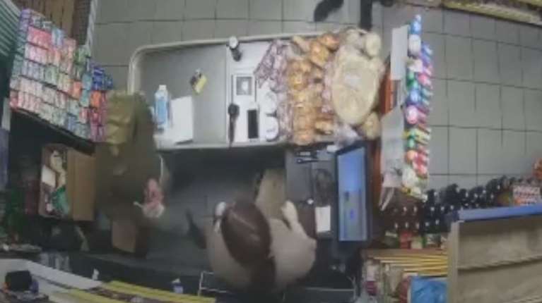 Νέα Σμύρνη: Συνελήφθη 24χρονος που &quot;χτυπούσε&quot; μίνι μάρκετ - Βίντεο ντοκουμέντο