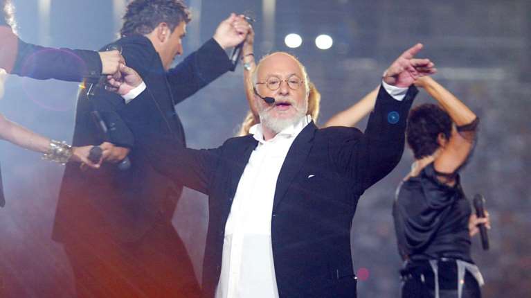 &quot;Ας κρατήσουν οι χοροί&quot;: Οταν ο Σαββόπουλος έστησε το μεγαλύτερο γλέντι στην τελετή λήξης των Ολυμπιακών Αγώνων το 2004 [βίντεο]