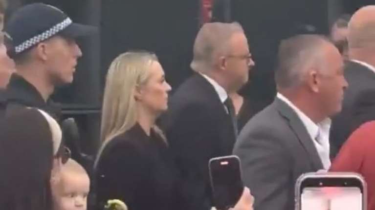 Αυστραλία: Αποδοκιμασίες κατά του πρωθυπουργού στις εκδηλώσεις μνήμης για την επίθεση στην παραλία Μποντάι [βίντεο]