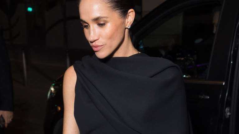 Royal Glow: Το μυστικό πίσω από τη λαμπερή επιδερμίδα της Meghan Markle στην PFW