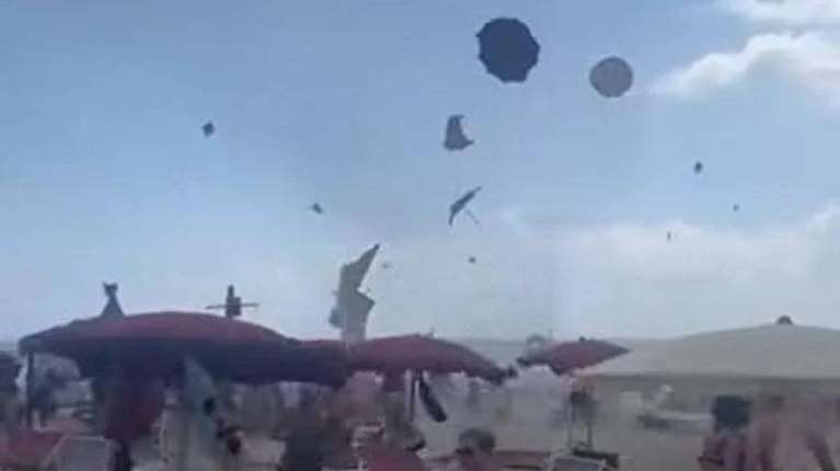 Πανικός σε παραλία στην Ιταλία: Ανεμοστρόβιλος προκαλεί χάος σηκώνοντας ομπρέλες στον αέρα [βίντεο]