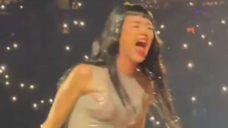 Με κλάματα στη σκηνή η Κέιτι Πέρι εν μέσω του χωρισμού της με τον Ορλάντο Μπλουμ - Viral το βίντεο