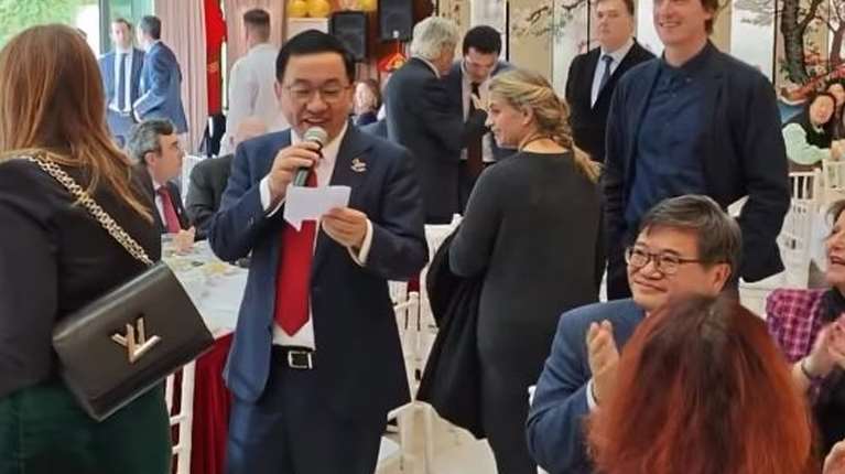Eκπληξη από τον Κινέζο πρέσβη στην Αθήνα: Τραγούδησε το "Ας κρατήσουν οι χοροί" στην κοπή της πίτας