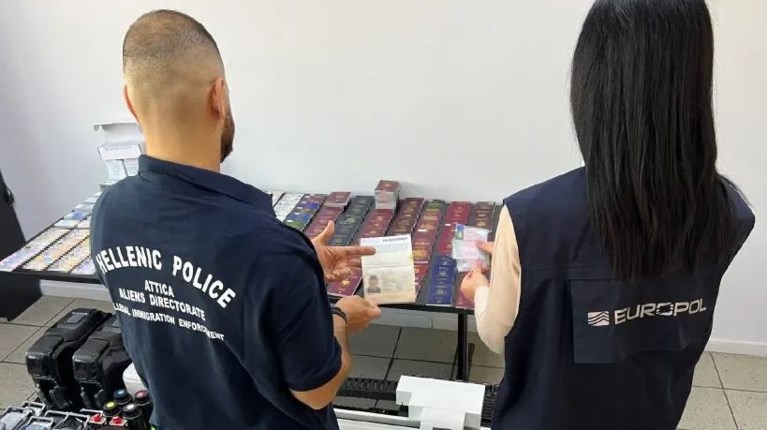 Πλαστογραφία διαβατηρίων