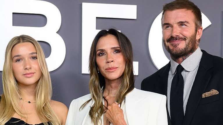 Πρωταγωνίστρια η Χάρπερ Μπέκαμ στη νέα οικογενειακή εμφάνιση στο Παρίσι - Δίπλα στους γονείς της μετά τις κατηγορίες του Μπρούκλιν