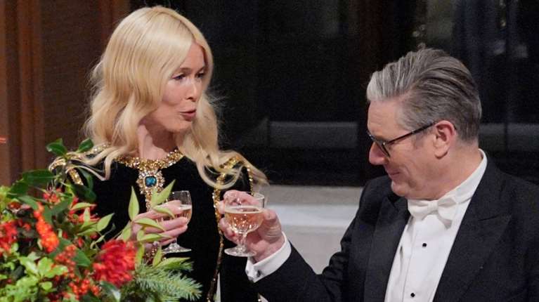 Η μεγάλη χαρά του Κιρ Στάρμερ όταν είδε να κάθεται δίπλα του σε επίσημο δείπνο η Κλόντια Σίφερ [βίντεο]