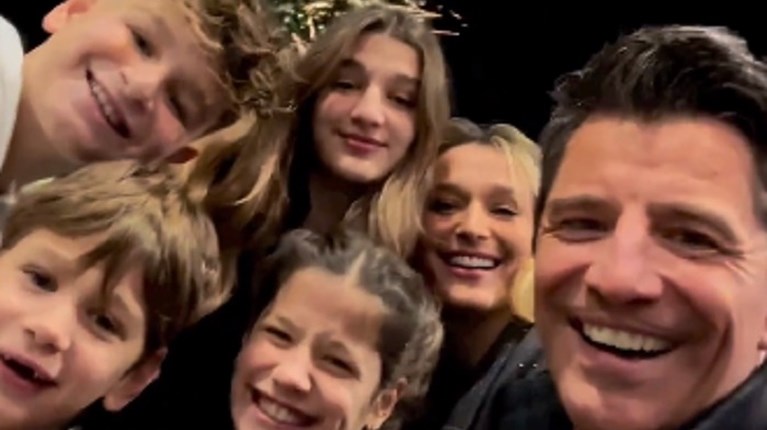 Σάκης Ρουβάς: Το βίντεο με την οικογένειά του και οι ευχές για το νέο έτος | People & Style Ειδήσεις
