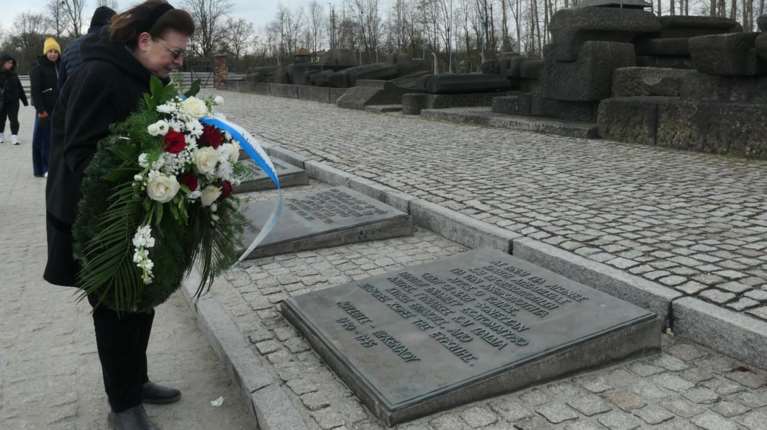 Η Λίνα Μενδώνη τίμησε τη μνήμη των Ελλήνων Εβραίων θυμάτων του Άουσβιτς [εικόνες]