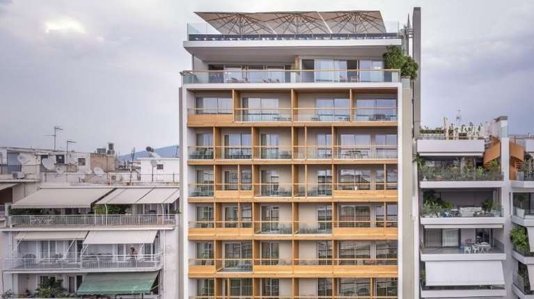 ΣτΕ: Προθεσμία έξι μηνών για να κατεδαφιστούν οι αυθαίρετοι όροφοι του ξενοδοχείου Coco Mat που κρύβουν την Ακρόπολη