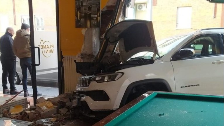 ΙΤΑΛΙΑ ΑΥΤΟΚΙΝΗΤΟ ΕΠΕΣΕ ΣΕ ΚΑΦΕ