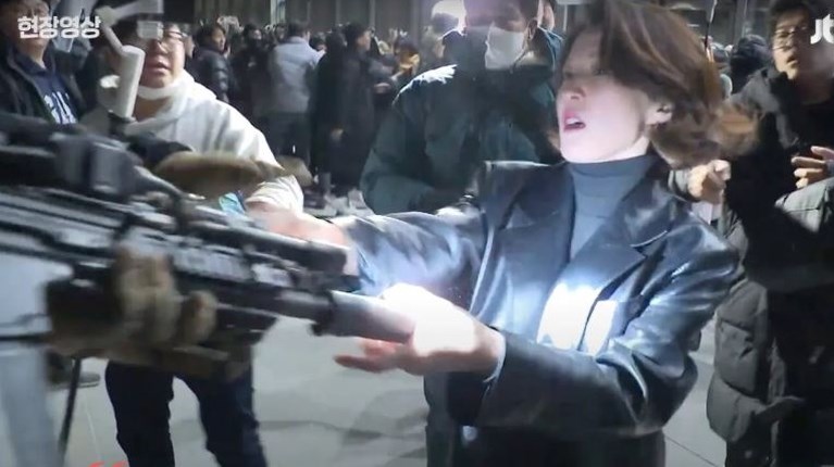 ΝΟΤΙΑ ΚΟΡΕΑ VIRAL ΔΗΜΟΣΙΟΓΡΑΦΟΣ ΠΟΥ ΠΗΡΕ ΤΟ ΟΠΛΟ ΣΤΡΑΤΙΩΤΗ