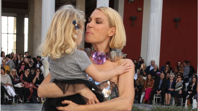 GNTM: Η Βίκυ Καγιά στα παρασκήνια με τη μικρή της κόρη Μπιάνκα