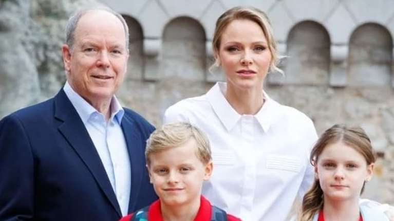 Πριγκίπισσα Σαρλίν - πρίγκιπας Αλβέρτος: Συνόδευσαν τα παιδιά τους την πρώτη μέρα στο σχολείο