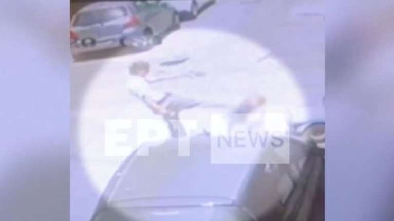 Εξάρχεια: Ο 37χρονος που ξυλοκόπησε άγρια γυναίκα, έδειρε και άντρα στην Αλεξάνδρας