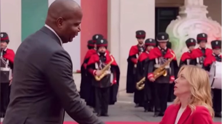 ΜΕΛΟΝΙ ΜΕ ΤΟΝ ΠΡΟΕΔΡΟ ΤΗΣ ΜΟΖΑΜΒΙΚΗΣ