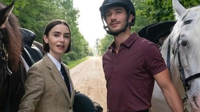 Σοκ στο "Emily in Paris": Πέθανε ο βοηθός σκηνοθέτη κατά τη διάρκεια των γυρισμάτων [εικόνες]