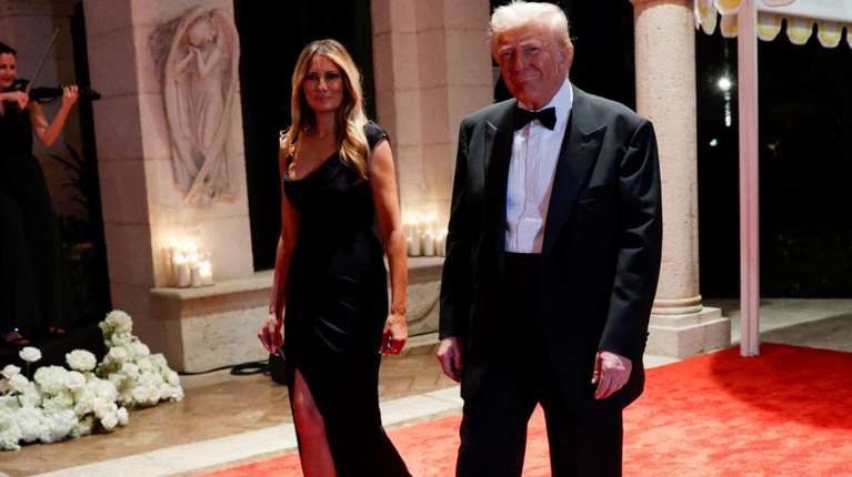 Πρωτοχρονιάτικο ρεβεγιόν στο Μαρ-α-Λάγκο για τον Ντόναλντ Τραμπ: Η απαστράπτουσα Μελάνια και οι εκλεκτοί προσκεκλημένοι