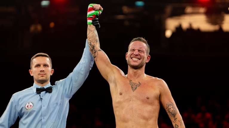 Οι θρύλοι ξεχώρισαν για τη δύναμη και το πάθος τους στα πρώτα ημιτελικά του Hell Boxing Kings