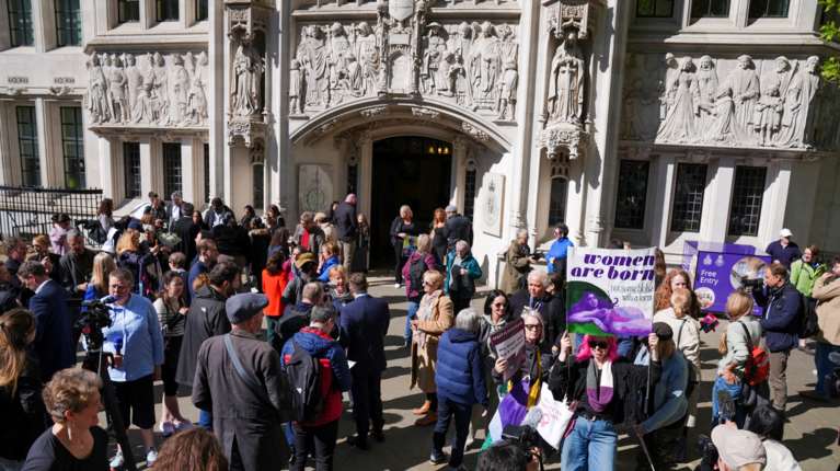 Απόφαση του Ανωτάτου Δικαστηρίου στη Βρετανία: Γυναίκα σημαίνει να έχεις το θηλυκό βιολογικό φύλο - Η ερμηνεία του νομικού όρου