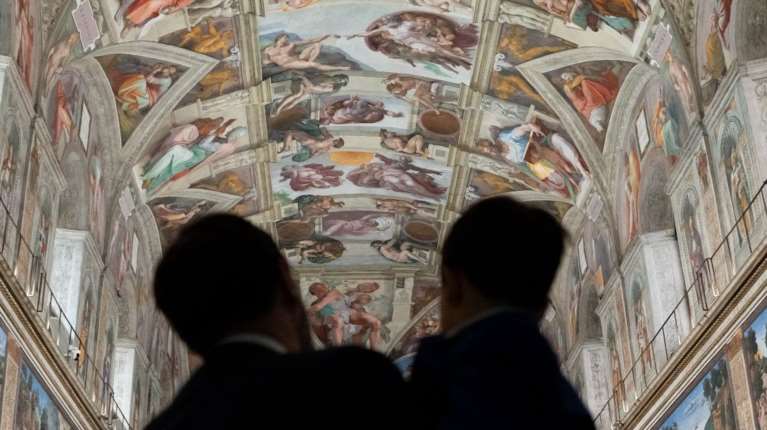 Σάλος με τη φωτογραφία του Βανς μέσα στην Καπέλα Σιστίνα αγκαλιά με τον γιο του: Την έβγαλε η επίσημη φωτογράφος του