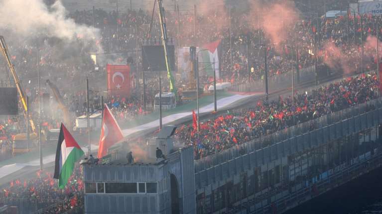 Λαοθάλασσα στην Κωνσταντινούπολη: Σημαίες και πανό υπέρ της Γάζας - Η σύνδεση που έκανε με την Αγία Σοφία ο γιος του Ερντογάν