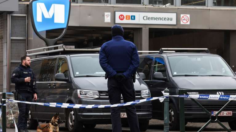 Ανθρωποκυνηγητό στις Βρυξέλλες: Η αστυνομία αναζητά ενόπλους που άνοιξαν πυρ μέσα στο μετρό