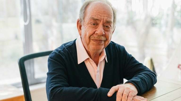 Ο Ηλίας Μαμαλάκης σε ένα σπάνιο μήνυμα για το πρόβλημα υγείας του: &quot;Περπατάω με Πι&quot;