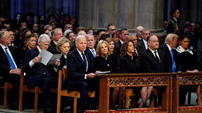 Οι ΗΠΑ αποχαιρετούν τον Τζίμι Κάρτερ: Πέντε Αμερικανοί πρόεδροι έδωσαν το παρών στην κηδεία του - Ακούστηκε το Imagine του Λένον