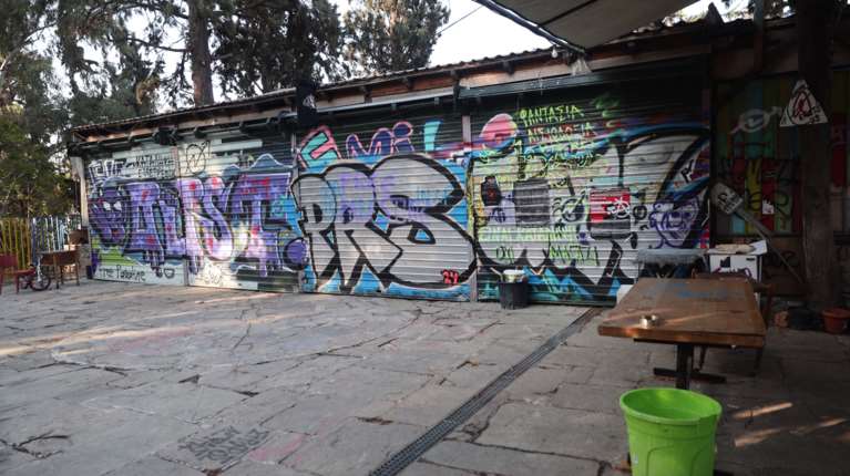 Εξάρχεια: Αστυνομική επιχείρηση στον &quot;Εξωστρεφή&quot; μετά τις δηλώσεις Χρυσοχοΐδη