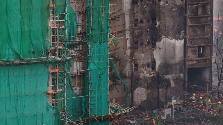 Φωτιά στο Χονγκ Κονγκ: Η αρχαία τεχνική με τις σκαλωσιές από μπαμπού που οδήγησε στην τραγωδία με 55 νεκρούς